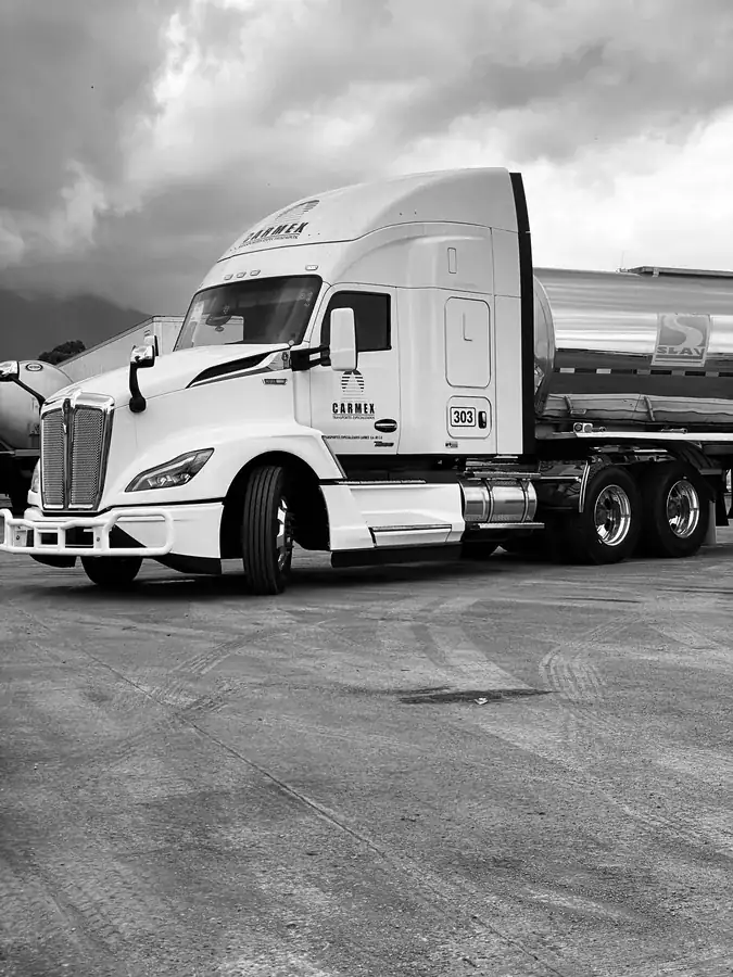 Tractocamión Kenworth TECARMEX 303 con tanque de acero inoxidable