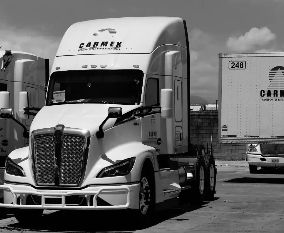 Tractocamión Kenworth TECARMEX – vista frontal – transporte de materiales peligrosos