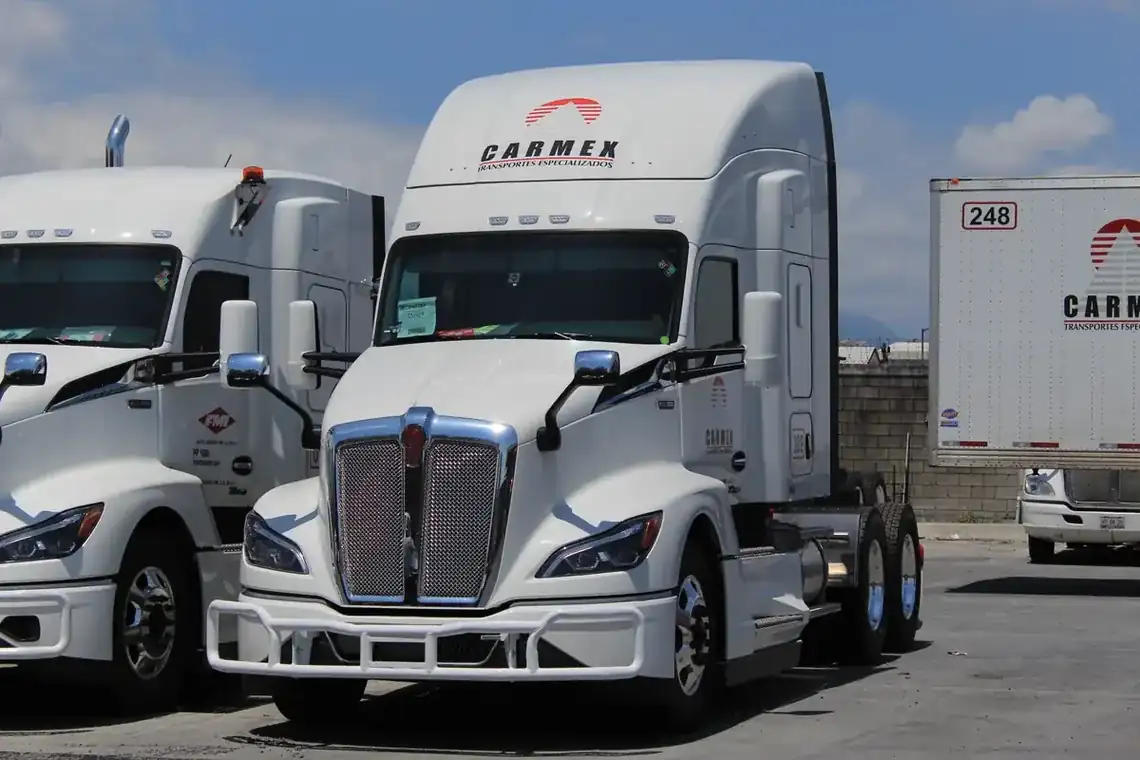 Flotilla Kenworth TECARMEX en patio de operaciones – 550 tractocamiones